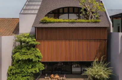 Nhà phố đóng kín ba mặt vẫn thông gió và ngập sáng